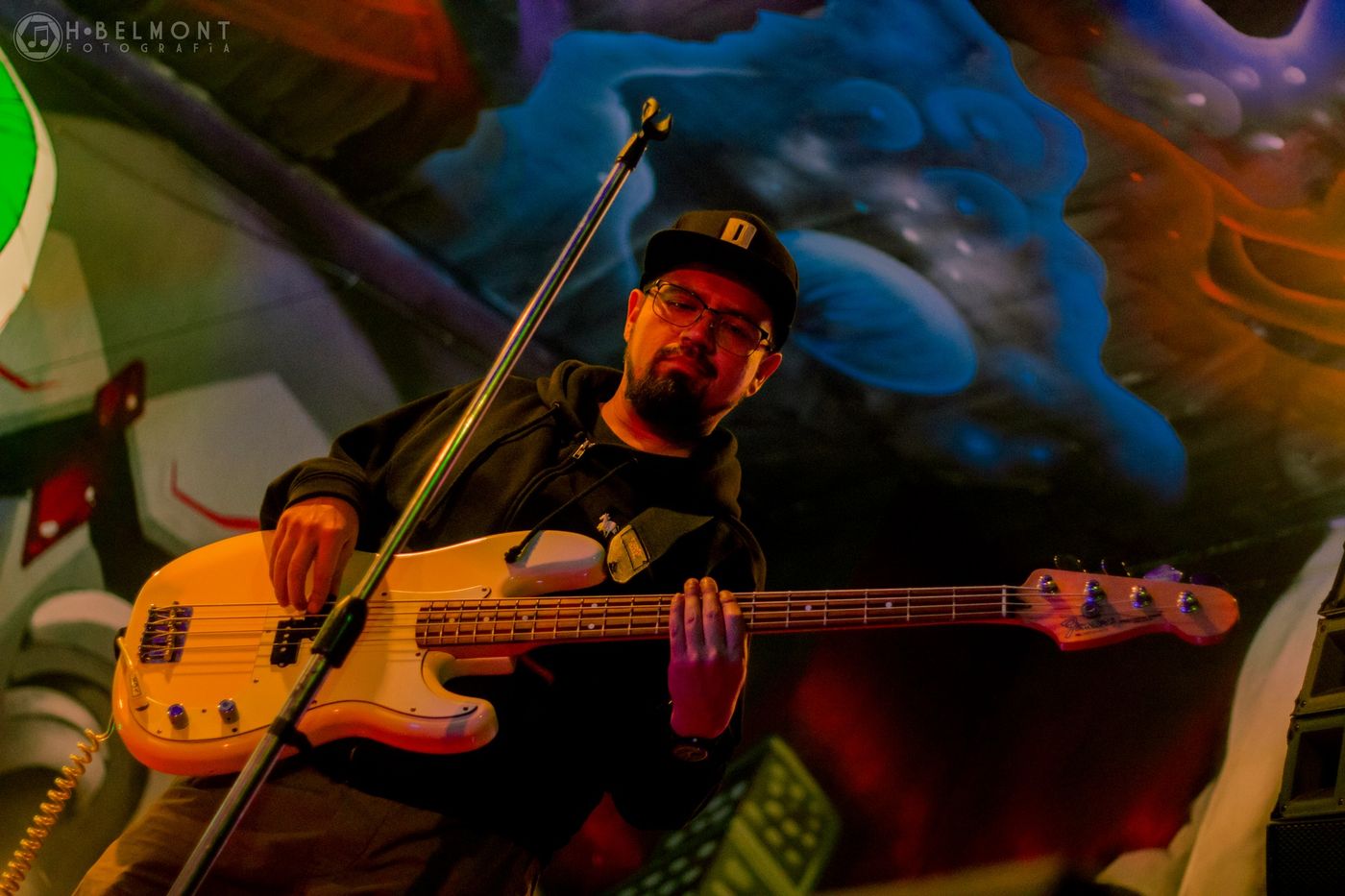 Héctor Pérez Guido tocando el bajo