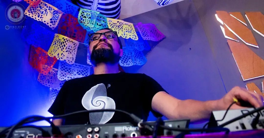Morris en las secuencias bajo papel picado